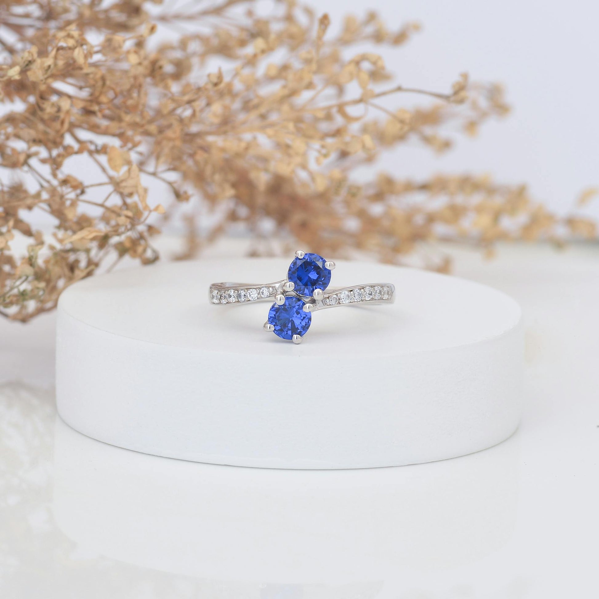 Twinkle Touch – Stylish Silver Ring with Diamond Sparkle