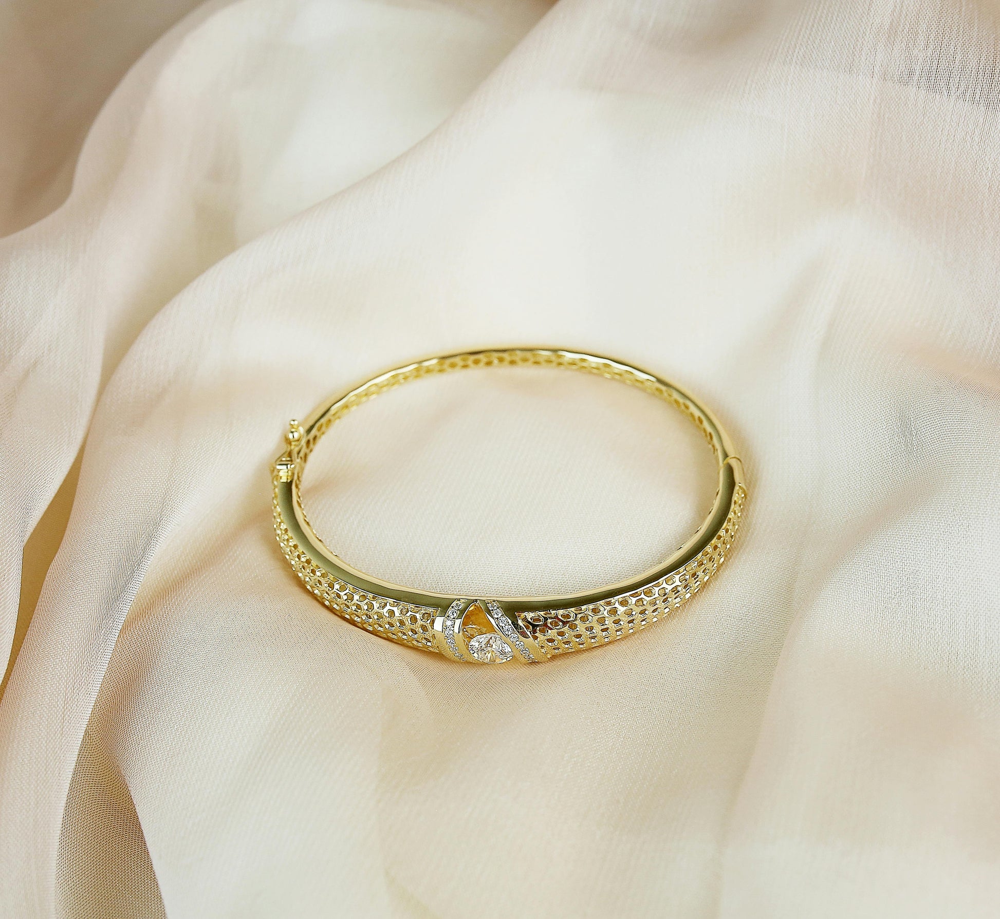 Gold-Plated Elegance – Classic Women's Bangle for Timeless Style
